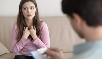 Femme durant accompagnement personnalisé en thérapie brève traumatisme à Lyon 6