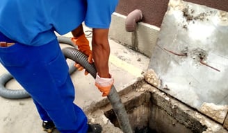 Caminhão em sucção de fossa industrial, limpeza de esgoto