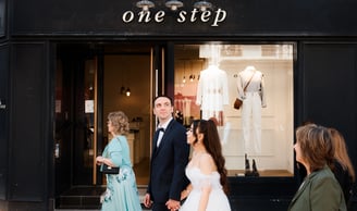 Photographie de mariage à la sortie de la mairie des Sables-d’Olonne, en Vendée, par Romain Daniel.