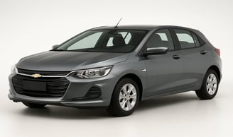 Chevrolet Onix cinza metálico em estúdio com fundo branco, exibido em ângulo frontal para destacar s