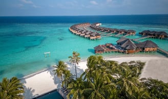 Breathtaking views in the Maldives: Private pools, luxury resorts, and vibrant marine life