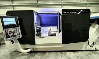 Tokarka CNC CTX 510 Ecoline w nowoczesnym warsztacie z otwartą przestrzenią roboczą.