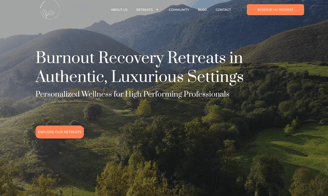 Homepage van Burnout Recovery Retreats met een uitzicht op groene heuvels en de tagline 'Burnout Recovery Retreats