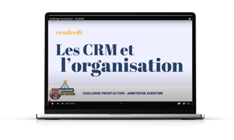 Un ordinateur avec, sur son écran, un extrait d'une leçon sur les CRM et l'organisation