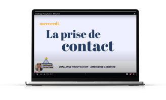 Un ordinateur avec, sur son écran, un extrait d'une leçon sur la prise de contact en prospection