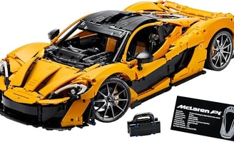 Vista laterale della LEGO Lamborghini, mostrando le linee eleganti e le ruote dettagliate
