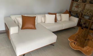 Sofá com design moderno com chaise feito sob medida com acabamento em couro marrom e tecido em linho