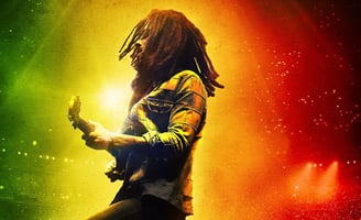 Bob Marley avec une guitare dans le film One love