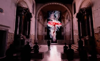 Artistas como Memo Akten exploram a interseção entre arte, tecnologia e meio ambiente.