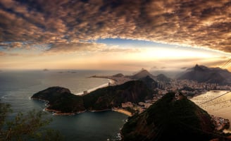 Vista panorâmica da cidade do Rio de Janeiro, Brasil, ao por do sol.