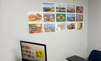 Aula decorada con fotografías de lugares turísticos y platos típicos de Brasil.