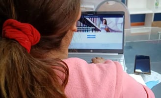 Persona frente a laptop prendida.