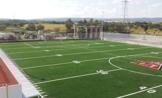 Pasto sintético de alta calidad instalado en una cancha de futbol americano en Guadalajara