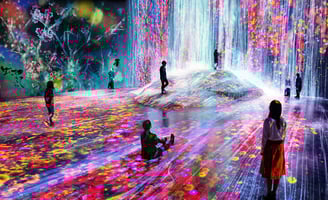 Grupo TeamLab, que cria experiências digitais imersivas inspiradas na natureza. 