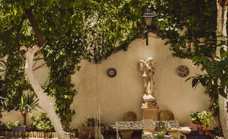 Patio cordobés con fuente en Andalucía