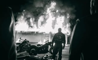 Tom Hardy de dos dans le film The Bikeriders