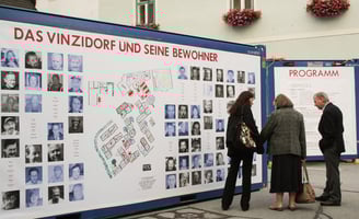 Besucher erkunden die Außenanlage der mobilen Ausstellung "Aus weg los!".