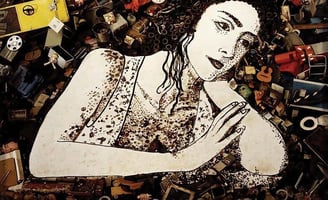 Vik Muniz, que utiliza materiais reciclados para criar obras que desafiam a percepção .