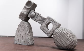 A artista Erika Verzutti, por exemplo, utiliza elementos naturais e esculturas orgânicas