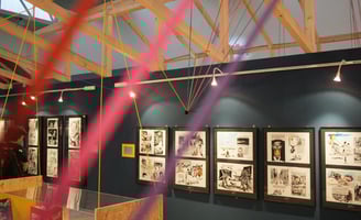 Die Spannung der Seile hält alle Ausstellungselemente von einer sichtbaren „Gravitationskraft".