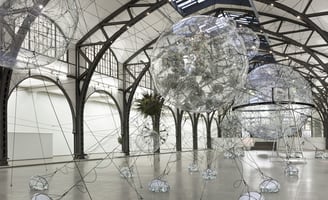 Saraceno cria instalações aéreas que combinam ciência e arte para explorar novas possibilidades
