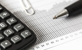 Taschenrechner, Millimeterpapier und Kugelschreiber