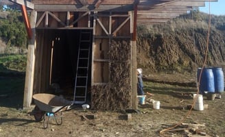 Construcción sustentable con adobe en el centro experimental de EcoRumbo en Chiloé
