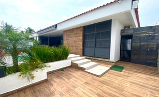 casa de temporada em frente ao mar do guaruja com plantas e ceu azul