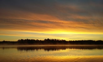 un magnifique couché de soleil en suède. il y a des nuages qui semblent en feu 