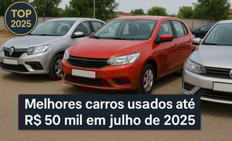 Três carros usados populares (hatch e sedã) estacionados em pátio de loja, com selo “TOP 2025”.