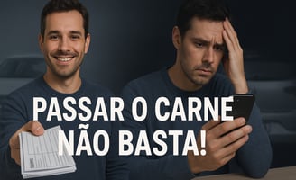 Alt da imagem: Homem dividindo a cena em dois momentos — à esquerda, entrega um carnê de boletos com