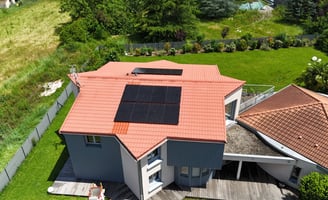Double installation de panneaux solaires sur une maison d'architecte dans l'Allier