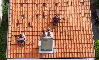 Installation de panneaux solaires sur un toit dans le puy de dôme 