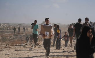 The fleeing of citizens in front of the Gaza humanitarian Foundation due to gunfire from the Israeli
