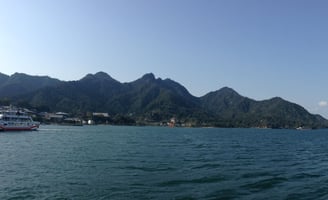 Vista da ilha de Miyajima da balsa.