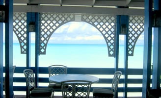 casa azul na praia em antigua