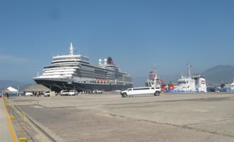 vista do navio Queen Elizabeth no porto de manzanillo no mexico 