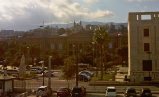 Vista da cidade de Piraeus do navio atracado no porto.