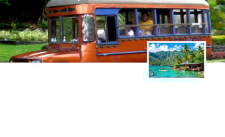 Vista de Pago Pago com ônibus turístico em primeiro plano, baía azul e montanhas verdejantes ao fund