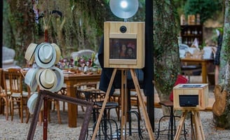 Totem de Fotos em casamento em ambiente rústico