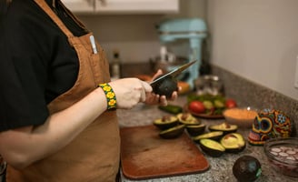 Cozinhando com criatividade – Pessoa preparando uma refeição em uma cozinha estilosa.