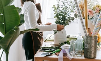 Pessoa cultivando plantas – Atividade criativa em um jardim.