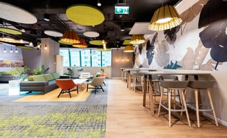 Groupon.Moderno espacio con una combinación de sillones, mesas altas y taburetes de bar