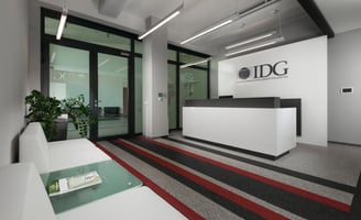Recepción de oficina con diseño minimalista, muebles modernos y una iluminación sofisticada