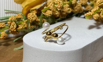 Bague ajustable dorée avec perles