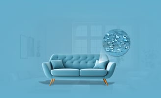 sofá azul em um fundo azul com destaque para o tecido que acabou de receber o tratamento de impermeabilização