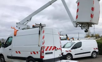 furgoneta con cesta elevadora