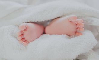 kūdikio kojytės pataluose