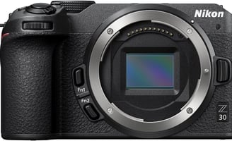 Nikon Z30, Sensor: APS-C de 20 MP. Pantalla abatible, ideal para selfies y vlogs.