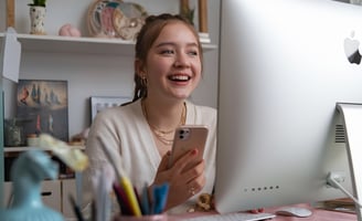 chica feliz trabajando en invitadosvip.com